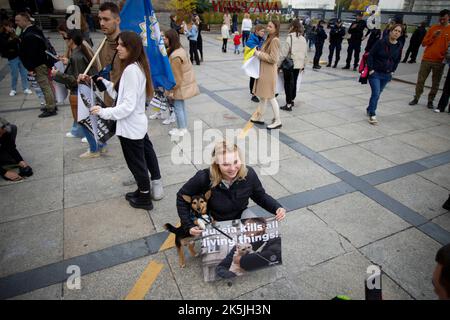 Warschau, Polen. 08. Oktober 2022. Etwa hundert Menschen sammeln sich, um auf die Behandlung von Tieren aufmerksam zu machen, die durch den Konflikt in der Ukraine während der russischen Invasion in Warschau, Polen, am 08. Oktober 2022 geschädigt wurden. (Foto von Jaap Arriens/Sipa USA) Quelle: SIPA USA/Alamy Live News Stockfoto