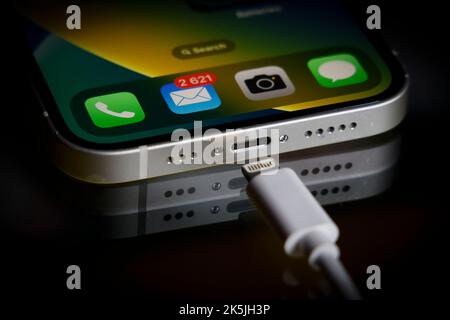 Warschau, Polen. 05. Oktober 2022. Ein Apple Lightning-Ladekabel ist mit einem iPhone auf diesem Bild in Warschau, Polen, am 05. Oktober 2022 zu sehen. Die EU hat am Dienstag ein Gesetz verabschiedet, das USB-C als Standard für das Laden von Ports auf elektronischen Geräten ab 2024 durchgesetzt hat. Der Umzug ist besonders kritisch für Apple, das seit Jahren an seinem proprietären Lightning-Ladezubehör für sein beliebtes iPhone festgehalten hat. (Foto: Jaap Arriens/SIPA USA) Quelle: SIPA USA/Alamy Live News Stockfoto