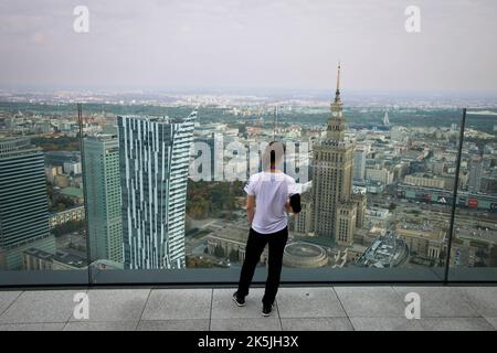 Warschau, Polen. 08. Oktober 2022. Ein Läufer hat am 08. Oktober 2022 den Blick von der Terrasse des Varso-Turms in Warschau, Polen. Die Teilnehmer liefen 53 Stockwerke hoch über den mehr als 300 Meter hohen Wolkenkratzer, Europas höchstes Gebäude, wobei die schnellsten Läufer den Wettbewerb in etwas mehr als 7 Minuten absolvten. Das während des Wettbewerbs gezogene Geld wird für ukrainische Wohltätigkeitsorganisationen verwendet. (Foto von Jaap Arriens/Sipa USA) Quelle: SIPA USA/Alamy Live News Stockfoto
