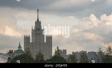 Eine der sieben Schwestern von Moskau, Russland. Eine Gruppe von sieben Wolkenkratzern in Moskau, die im stalinistischen Stil entworfen wurden. Sie wurden von 1947 bis 1953 gebaut. Stockfoto