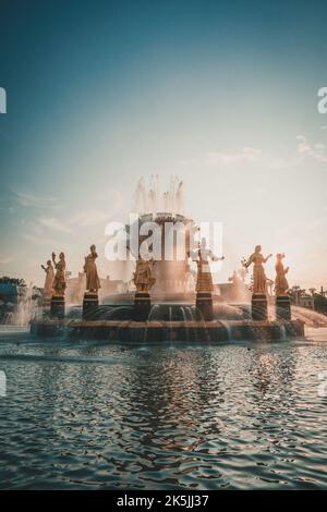 Der Brunnen der Freundschaft der Völker ist eines der Symbole nicht nur von VDNH, sondern auch von Moskau. 16 goldene Mädchen, die die 16 Republiken der UdSSR repräsentieren. Stockfoto