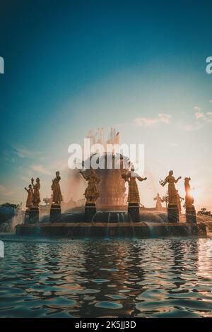 Der Brunnen der Freundschaft der Völker ist eines der Symbole nicht nur von VDNH, sondern auch von Moskau. 16 goldene Mädchen, die die 16 Republiken der UdSSR repräsentieren. Stockfoto