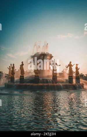 Der Brunnen der Freundschaft der Völker ist eines der Symbole nicht nur von VDNH, sondern auch von Moskau. 16 goldene Mädchen, die die 16 Republiken der UdSSR repräsentieren. Stockfoto