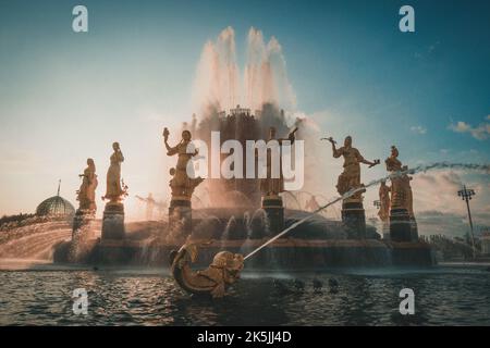 Der Brunnen der Freundschaft der Völker ist eines der Symbole nicht nur von VDNH, sondern auch von Moskau. 16 goldene Mädchen, die die 16 Republiken der UdSSR repräsentieren. Stockfoto