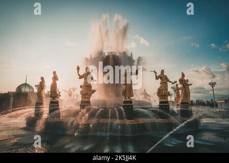 Der Brunnen der Freundschaft der Völker ist eines der Symbole nicht nur von VDNH, sondern auch von Moskau. 16 goldene Mädchen, die die 16 Republiken der UdSSR repräsentieren. Stockfoto