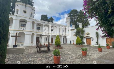 Eine wunderschöne Aussicht auf die Hacienda de Chautla in Puebla, Mexiko, unter einem bewölkten Himmel Stockfoto