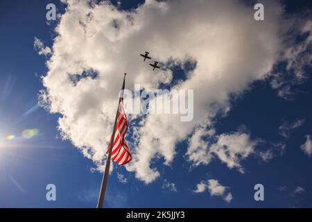 Bloomington, Usa. 08. Oktober 2022. Zwei A-10 Warthog Thunderbolt II Flugzeuge fliegen während der National Anthem, bevor die Indiana University und Michigan ein NCAA College Football Spiel im Memorial Stadium spielen.Michigan besiegte IU 31-10. Kredit: SOPA Images Limited/Alamy Live Nachrichten Stockfoto