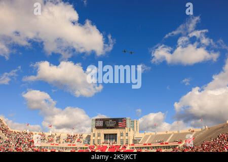 Bloomington, Usa. 08. Oktober 2022. Zwei A-10 Warthog Thunderbolt II Flugzeuge fliegen während der National Anthem, bevor die Indiana University und Michigan ein NCAA College Football Spiel im Memorial Stadium spielen.Michigan besiegte IU 31-10. (Foto von Jeremy Hogan/SOPA Images/Sipa USA) Quelle: SIPA USA/Alamy Live News Stockfoto