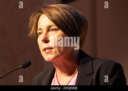 Everett, MA, USA. 8. Oktober 2022. Generalanwältin Maura Healey spricht auf der Women Build Boston Conference am 8. Oktober 2022 im Encore Boston Harbour. Kredit: Katy Rogers/Media Punch/Alamy Live Nachrichten Stockfoto