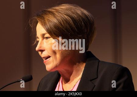 Everett, MA, USA. 8. Oktober 2022. Generalanwältin Maura Healey spricht auf der Women Build Boston Conference am 8. Oktober 2022 im Encore Boston Harbour. Kredit: Katy Rogers/Media Punch/Alamy Live Nachrichten Stockfoto