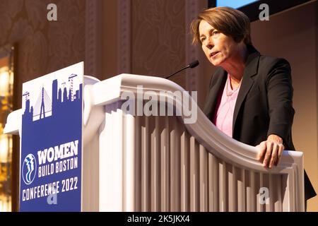 Everett, MA, USA. 8. Oktober 2022. Generalanwältin Maura Healey spricht auf der Women Build Boston Conference am 8. Oktober 2022 im Encore Boston Harbour. Kredit: Katy Rogers/Media Punch/Alamy Live Nachrichten Stockfoto