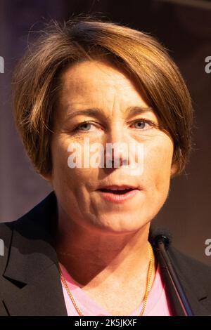 Everett, MA, USA. 8. Oktober 2022. Generalanwältin Maura Healey spricht auf der Women Build Boston Conference am 8. Oktober 2022 im Encore Boston Harbour. Kredit: Katy Rogers/Media Punch/Alamy Live Nachrichten Stockfoto