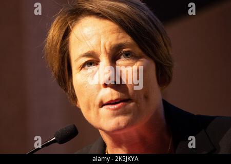 Everett, MA, USA. 8. Oktober 2022. Generalanwältin Maura Healey spricht auf der Women Build Boston Conference am 8. Oktober 2022 im Encore Boston Harbour. Kredit: Katy Rogers/Media Punch/Alamy Live Nachrichten Stockfoto