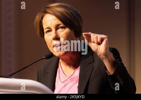 Everett, MA, USA. 8. Oktober 2022. Generalanwältin Maura Healey spricht auf der Women Build Boston Conference am 8. Oktober 2022 im Encore Boston Harbour. Kredit: Katy Rogers/Media Punch/Alamy Live Nachrichten Stockfoto