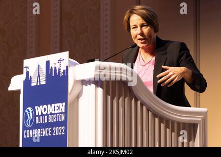 Everett, MA, USA. 8. Oktober 2022. Generalanwältin Maura Healey spricht auf der Women Build Boston Conference am 8. Oktober 2022 im Encore Boston Harbour. Kredit: Katy Rogers/Media Punch/Alamy Live Nachrichten Stockfoto