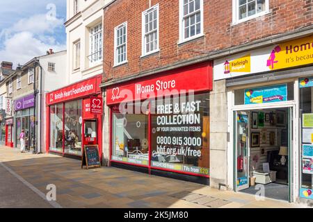 Reihe von Wohltätigkeitsläden, Braintree High Street, Braintree, Essex, England, Vereinigtes Königreich Stockfoto