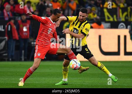 DORTMUND, 8. OKTOBER 2022: Leroy Sane, Salih Özcan , das Fußballspiel der Bundesliga Borussia Dortmund gegen Bayern München Stockfoto