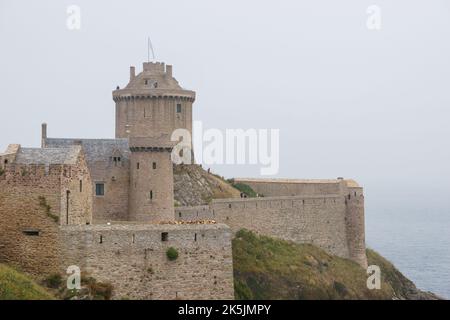 Berühmte alte Festung Fort-La-Latte an der Cote d'Emeraude, in der Nähe von Cap Frehel an einem nebligen Sommertag, Bretagne, Frankreich Stockfoto