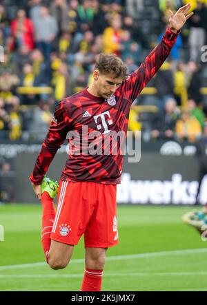 Dortmund, Nordrhein-Westfalen, Deutschland. 8. Oktober 2022. Der FC Bayern München Spieler LEON GORETZKA (8) streckt vor dem Spiel Borussia Dortmund gegen FC Bayern München am 8. Oktober 2022 im Signal Iduna Park in Dortmund. (Bild: © Kai Dambach/ZUMA Press Wire) Bild: ZUMA Press, Inc./Alamy Live News Stockfoto