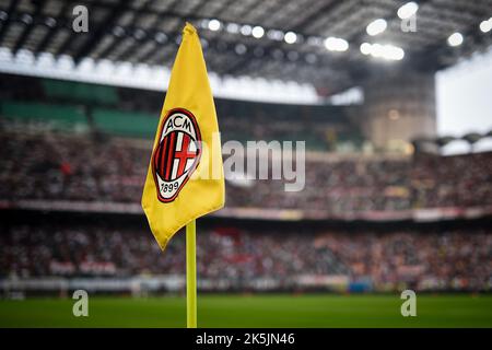 Mailand, Italien. 08. Oktober 2022. Die Eckflagge mit dem Logo des AC Milan ist vor dem Fußballspiel der Serie A zwischen dem AC Milan und dem FC Juventus zu sehen. Kredit: Nicolò Campo/Alamy Live Nachrichten Stockfoto
