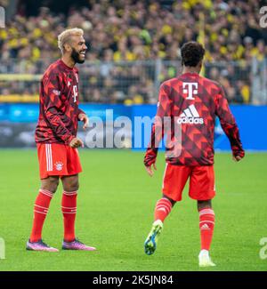 Dortmund, Nordrhein-Westfalen, Deutschland. 8. Oktober 2022. Der FC Bayern München-Spieler ERIC-MAXIM CHOUPO-MOTING (13, links) lacht mit seinen Teamkollegen vor dem Spiel Borussia Dortmund gegen den FC Bayern München im Signal Iduna Park in Dortmund am 8. Oktober 2022. (Bild: © Kai Dambach/ZUMA Press Wire) Bild: ZUMA Press, Inc./Alamy Live News Stockfoto