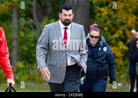 East Lansing, Michigan, USA. 8. Oktober 2022. Ohio State Cheftrainer RYAN DAY geht vor dem Spiel gegen Michigan State ins Spartan Stadium. (Bild: © Scott Mapes/ZUMA Press Wire) Stockfoto