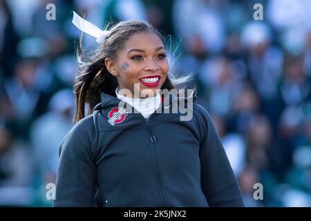 East Lansing, Michigan, USA. 8. Oktober 2022. Ein Cheerleader von Buckeye beobachtet das Spiel während des Ohio State-Sieges 49-20 gegen Michigan State im Spartan Stadium. (Bild: © Scott Mapes/ZUMA Press Wire) Stockfoto