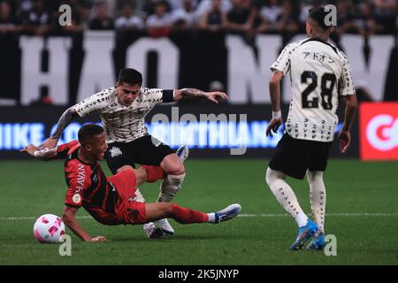 Sao Paulo, Brasilien. 08. Oktober 2022. SP - Sao Paulo - 10/08/2022 - BRASILIANER A 2022, CORINTHIANS X ATHLETICO-PR - Corinthians Spieler Fagner bestreitet ein Gebot mit Athletico-PR Spieler Vitinhos während eines Spiels im Arena Corinthians Stadion für die brasilianische Meisterschaft A 2022. Foto: Ettore Chiereguini /AGIF/Sipa USA Quelle: SIPA USA/Alamy Live News Stockfoto