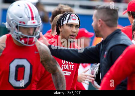 East Lansing, Michigan, USA. 8. Oktober 2022. Ohio State Quarterback C.J. STROUD (7) begibt sich vor seinem Spiel gegen den Staat Michigan in die Umkleidekabine. (Bild: © Scott Mapes/ZUMA Press Wire) Stockfoto