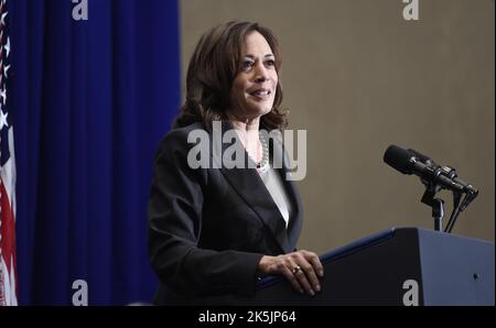 Austin, Usa. 08. Oktober 2022. Die US-Vizepräsidentin Kamala Harris hält die Hauptrede beim jährlichen Johnson-Jordan Dinner zu Ehren des ehemaligen Präsidenten Lyndon Johnson und der legendären Politikerin und Rednerin Barbara Jordan aus Texas am Samstag, dem 8. Oktober 2022 in Austin, Texas. Harris sprach zuvor in der LBJ Library in Austin. Foto von Bob Daemmrich/UPI Credit: UPI/Alamy Live News Stockfoto