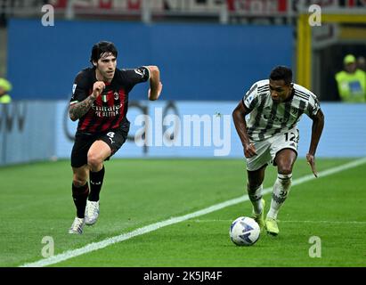 Mailand, Italien. 8. Oktober 2022. Sandro Tonali (L) von AC Milan steht mit Alex Sandro vom FC Juventus während eines Fußballspiels zwischen AC Milan und dem FC Juventus in Mailand, Italien, am 8. Oktober 2022. Quelle: Alberto Lingria/Xinhua/Alamy Live News Stockfoto