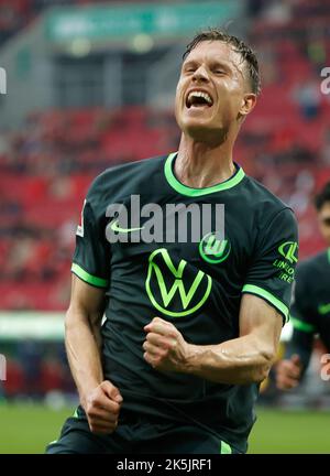 Augsburg, Deutschland. 8. Oktober 2022. Yannick Gerhardt aus Wolfsburg feiert beim Bundesliga-Fußballspiel der 1. Liga zwischen dem FC Augsburg und dem VfL Wolfsburg am 8. Oktober 2022 in Augsburg Torschützenspiele. Quelle: Philippe Ruiz/Xinhua/Alamy Live News Stockfoto