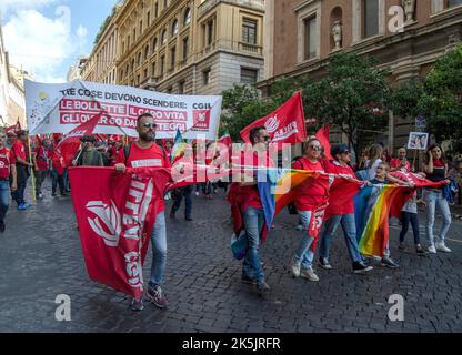 Rom, Italien. 08. Oktober 2022. Nationale Demonstration der CGIL (Italienischer Gewerkschaftsbund), der größten italienischen Gewerkschaft, in Rom mit dem Titel: "Italien, Europa, hört auf Arbeit". Die Demonstration findet ein Jahr nach dem Geschwader- und faschistischen Angriff am 9. Oktober im nationalen Hauptquartier der CGIL in Rom statt. (Foto: Patrizia Cortellessa/Pacific Press) Quelle: Pacific Press Media Production Corp./Alamy Live News Stockfoto