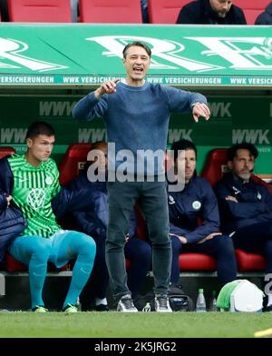 Augsburg, Deutschland. 8. Oktober 2022. Wolfskis Cheftrainer Niko Kovac zeigt sich beim Bundesliga-Fußballspiel der ersten Liga zwischen dem FC Augsburg und dem VfL Wolfsburg am 8. Oktober 2022 in Augsburg. Quelle: Philippe Ruiz/Xinhua/Alamy Live News Stockfoto