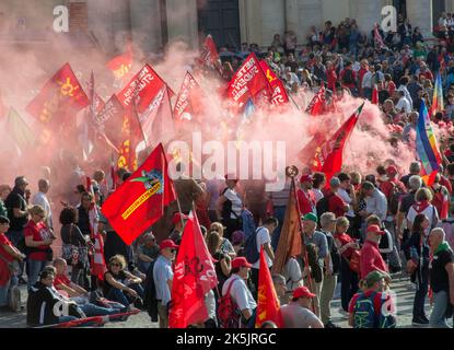 Rom, Italien. 08. Oktober 2022. Nationale Demonstration der CGIL (Italienischer Gewerkschaftsbund), der größten italienischen Gewerkschaft, in Rom mit dem Titel: "Italien, Europa, hört auf Arbeit". Die Demonstration findet ein Jahr nach dem Geschwader- und faschistischen Angriff am 9. Oktober im nationalen Hauptquartier der CGIL in Rom statt. (Foto: Patrizia Cortellessa/Pacific Press) Quelle: Pacific Press Media Production Corp./Alamy Live News Stockfoto