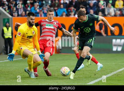 Augsburg, Deutschland. 8. Oktober 2022. Yannick Gerhardt (1. R) aus Wolfsburg schießt während des Bundesliga-Fußballspiels der ersten deutschen Liga zwischen dem FC Augsburg und dem VfL Wolfsburg am 8. Oktober 2022 in Augsburg. Quelle: Philippe Ruiz/Xinhua/Alamy Live News Stockfoto