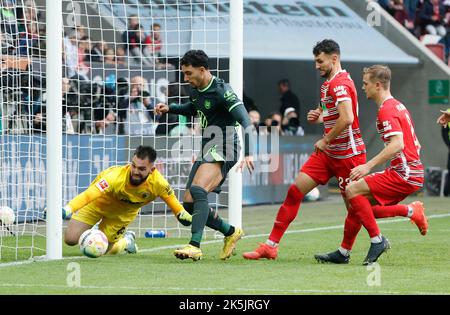 Augsburg, Deutschland. 8. Oktober 2022. Augsburgs Torwart Tomas Koubek (1. L) versucht beim Bundesliga-Fußballspiel zwischen dem FC Augsburg und dem VfL Wolfsburg am 8. Oktober 2022 in Augsburg, Deutschland, den Ball zu retten. Quelle: Philippe Ruiz/Xinhua/Alamy Live News Stockfoto