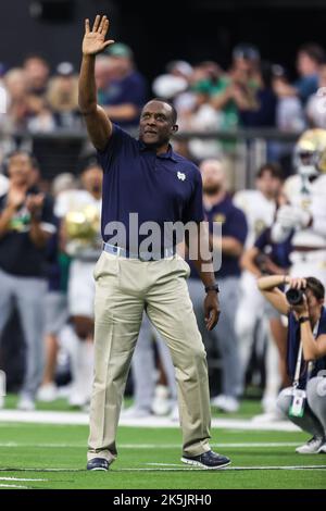 Las Vegas, NV, USA. 8. Oktober 2022. Tim Brown, Mitglied der NFL Hall of Fame, winkt in der ersten Hälfte des College-Fußballspiels mit den Brigham Young Cougars und der Notre Dame Fighting Irish im Allegiant Stadium in Las Vegas, NV, der Menge zu. Christopher Trim/CSM/Alamy Live News Stockfoto