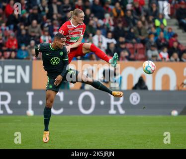 Augsburg, Deutschland. 8. Oktober 2022. Fredrik Jensen (TOP) aus Augsburg steht mit Maxence Lacroix aus Wolfsburg beim Bundesliga-Spiel der ersten Liga in Augsburg am 8. Oktober 2022 auf dem Spiel. Quelle: Philippe Ruiz/Xinhua/Alamy Live News Stockfoto