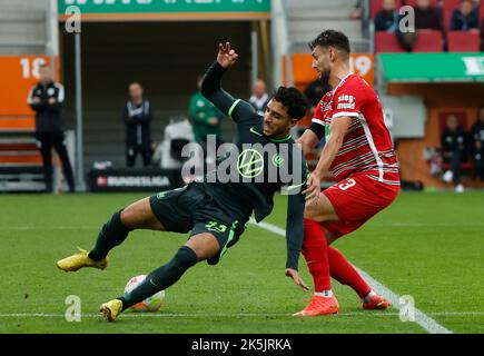 Augsburg, Deutschland. 8. Oktober 2022. Maximilian Bauer (R) aus Augsburg steht mit Omar Marmoush aus Wolfsburg beim Bundesligaspiel der ersten Liga in Augsburg am 8. Oktober 2022 auf dem Spiel. Quelle: Philippe Ruiz/Xinhua/Alamy Live News Stockfoto