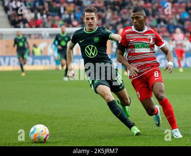 Augsburg, Deutschland. 8. Oktober 2022. Carlos Gruezo (R) aus Augsburg steht mit Jakub Kaminski aus Wolfsburg beim Bundesligaspiel der ersten Liga in Augsburg am 8. Oktober 2022 auf dem Spiel. Quelle: Philippe Ruiz/Xinhua/Alamy Live News Stockfoto