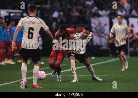 Sao Paulo, Brasilien. 08. Oktober 2022. SP - Sao Paulo - 10/08/2022 - BRASILIANER A 2022, CORINTHIANS X ATHLETICO-PR - Corinthians Spieler Giuliano bestreitet ein Gebot mit Athletico-PR Spieler Vitinhos während eines Spiels im Arena Corinthians Stadion für die brasilianische Meisterschaft A 2022. Foto: Ettore Chiereguini /AGIF/Sipa USA Quelle: SIPA USA/Alamy Live News Stockfoto