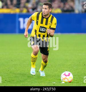 Dortmund, Nordrhein-Westfalen, Deutschland. 8. Oktober 2022. RAPHAEL GUERREIRO (13) läuft am 8. Oktober 2022 im Signal Iduna Park in Dortmund für den Freistoß beim Spiel Borussia Dortmund gegen den FC Bayern München. (Bild: © Kai Dambach/ZUMA Press Wire) Bild: ZUMA Press, Inc./Alamy Live News Stockfoto