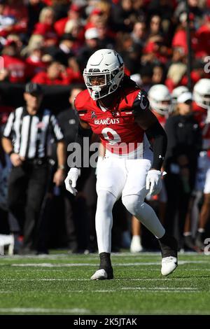 Cincinnati, Ohio, USA. 8. Oktober 2022. Cincinnati Bearcats CB Arquon Bush während eines NCAA-Fußballspiels zwischen den Cincinnati Bearcats und den Indiana Hoosiers im Nippert Stadium in Cincinnati, Ohio. Kevin Schultz/CSM/Alamy Live News Stockfoto