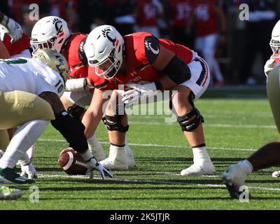 Cincinnati, Ohio, USA. 8. Oktober 2022. Cincinnati Bearcats OL Gavin Gerhardt während eines NCAA-Fußballspiels zwischen den Cincinnati Bearcats und den Indiana Hoosiers im Nippert Stadium in Cincinnati, Ohio. Kevin Schultz/CSM/Alamy Live News Stockfoto