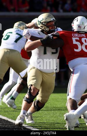 Cincinnati, Ohio, USA. 8. Oktober 2022. South Florida Lineman Dustyn Hall wird während eines NCAA-Fußballspiels zwischen den Cincinnati Bearcats und den Indiana Hoosiers im Nippert Stadium in Cincinnati, Ohio, blockiert. Kevin Schultz/CSM/Alamy Live News Stockfoto