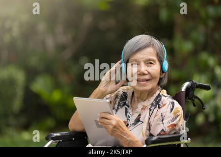 Musiktherapie bei Demenzbehandlung bei älteren Frauen. Stockfoto