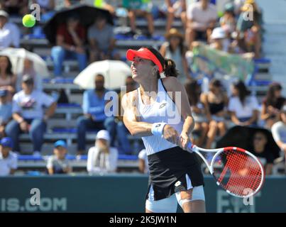 Monastir. 9. Oktober 2022. Alize Cornet aus Frankreich kehrt im Halbfinale gegen die Russin Veronika Kudermetova beim 2022 Jasmin Open Monastir Tennisturnier in Monastir, Tunesien, am 8. Oktober 2022 zurück. Quelle: Xinhua/Alamy Live News Stockfoto