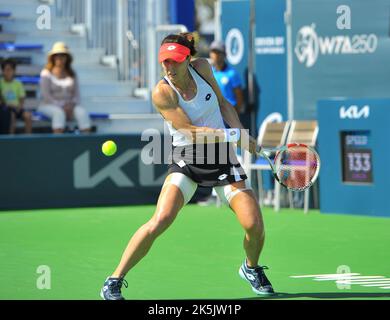 Monastir. 9. Oktober 2022. Alize Cornet aus Frankreich kehrt im Halbfinale gegen die Russin Veronika Kudermetova beim 2022 Jasmin Open Monastir Tennisturnier in Monastir, Tunesien, am 8. Oktober 2022 zurück. Quelle: Xinhua/Alamy Live News Stockfoto