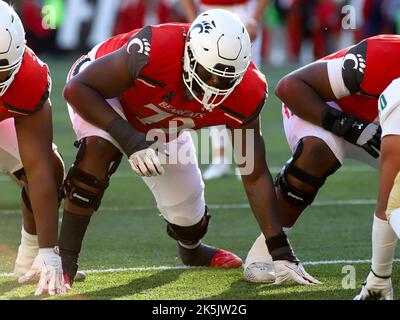 Cincinnati, Ohio, USA. 8. Oktober 2022. Cincinnati Bearcats OL James Tunstall während eines NCAA-Fußballspiels zwischen den Cincinnati Bearcats und den Indiana Hoosiers im Nippert Stadium in Cincinnati, Ohio. Kevin Schultz/CSM/Alamy Live News Stockfoto